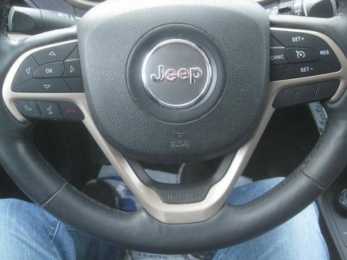 Used 2015 Jeep Cherokee Latitude w/ Cold Weather Group AWD/4WD image 32