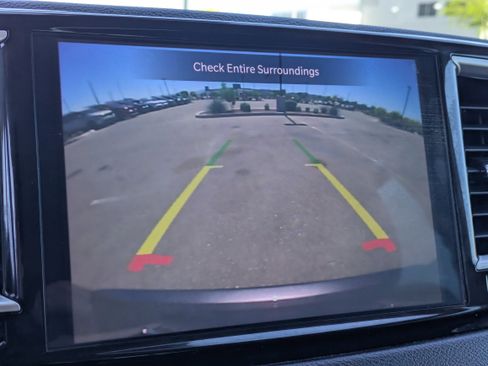 Used 2023 Chrysler Pacifica Touring-L image 29