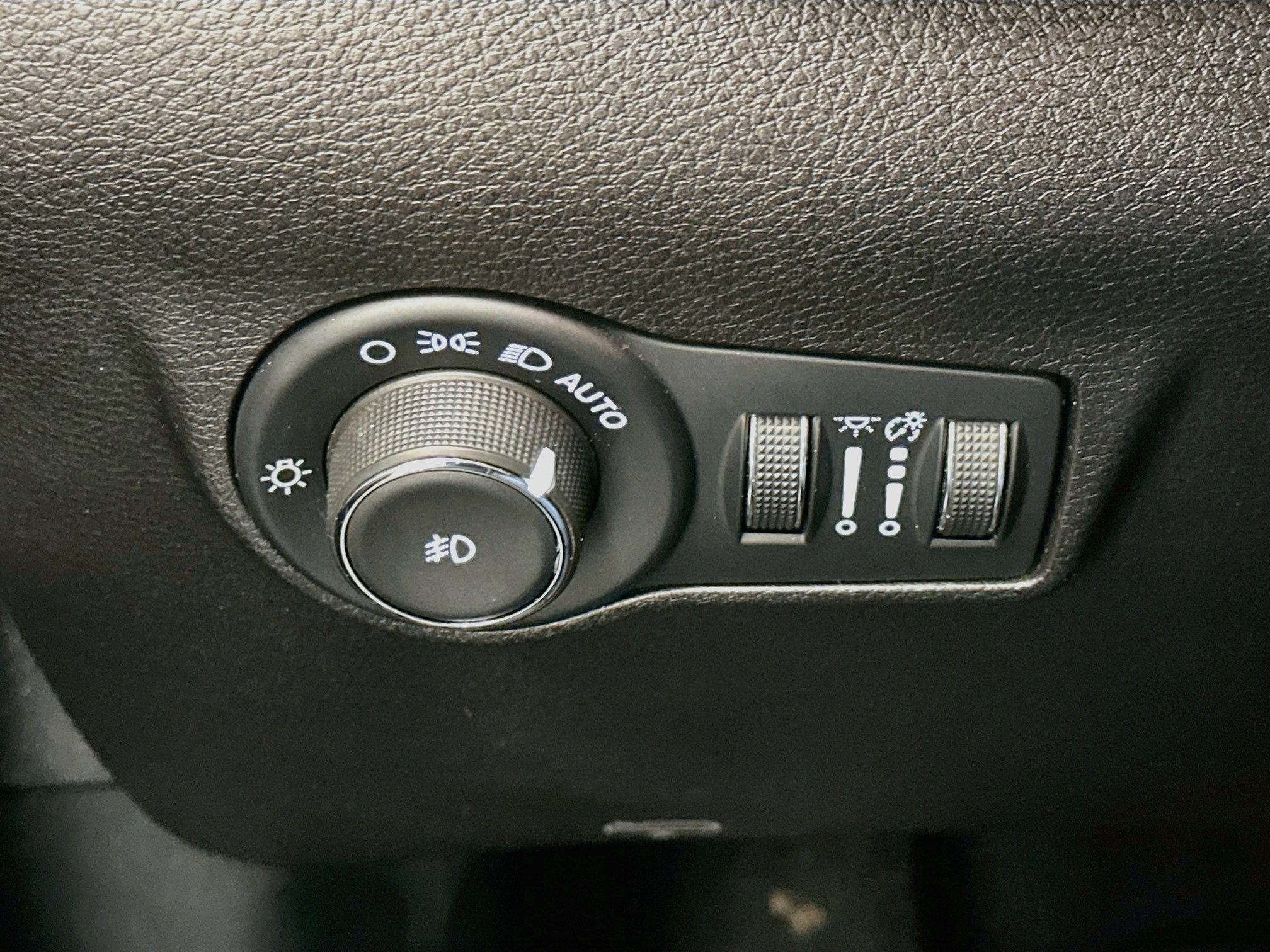 Used 2025 Jeep Compass Trailhawk AWD/4WD image 17