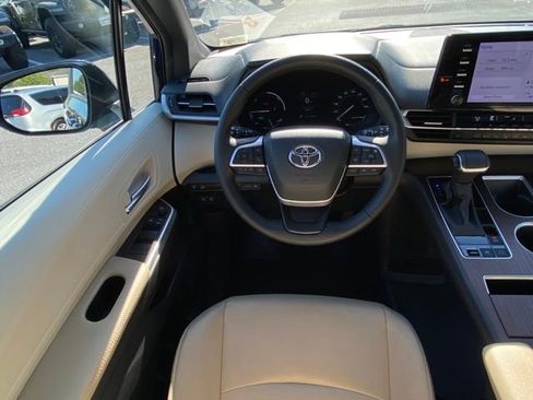 Used 2023 Toyota Sienna XLE FWD image 25