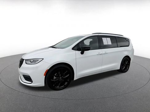 Used 2025 Chrysler Pacifica Limited FWD image 8