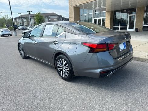 Used 2023 Nissan Altima 2.5 SV w/ SV Premium Package image 2
