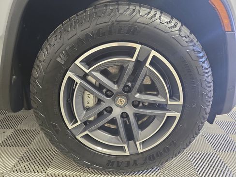 Used 2025 Rivian R1S Adventure image 11