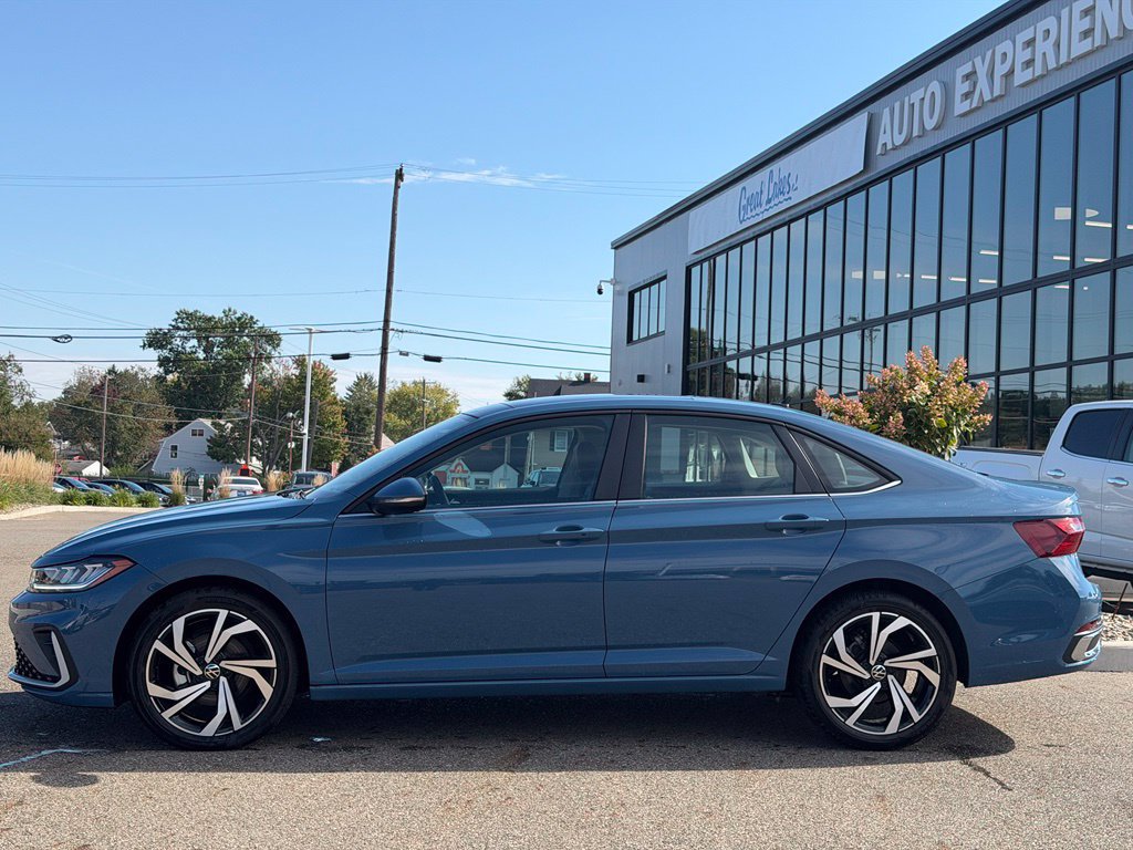 Used 2025 Volkswagen Jetta SEL FWD image 2