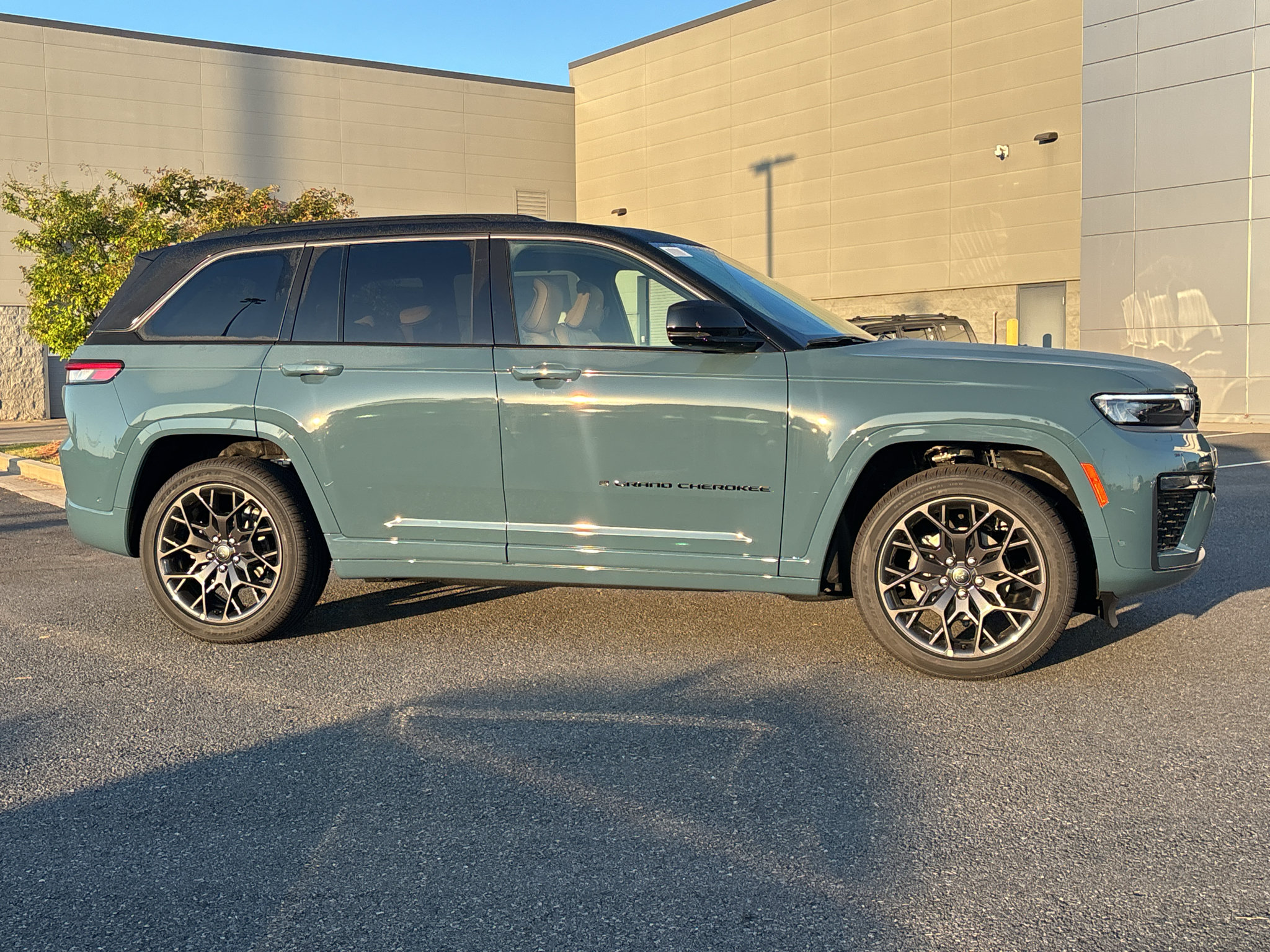 New 2027 Jeep Grand Cherokee Summit AWD/4WD image 3