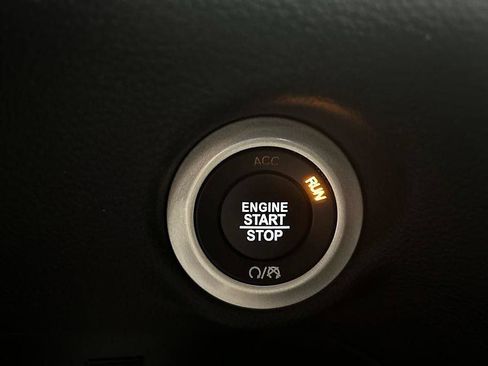 Used 2025 Chrysler Pacifica Limited FWD image 13
