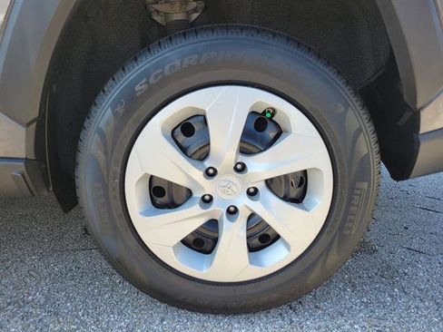 Used 2019 Toyota RAV4 LE image 9