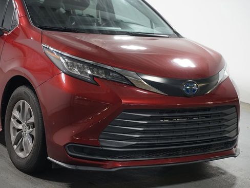 Used 2022 Toyota Sienna LE w/ LE Plus Package FWD image 4