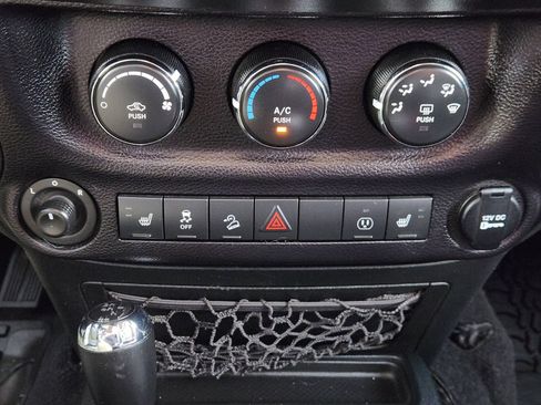Used 2016 Jeep Wrangler Unlimited Rubicon w/ Connectivity Group AWD/4WD image 20