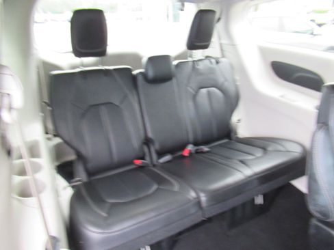 Used 2023 Chrysler Pacifica Touring-L FWD image 31