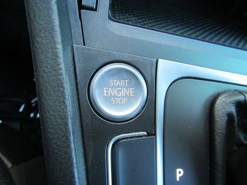 Used 2019 Volkswagen Golf SE image 42