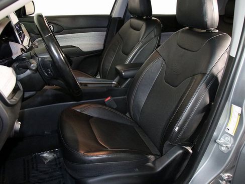 Used 2022 Jeep Compass Latitude image 4