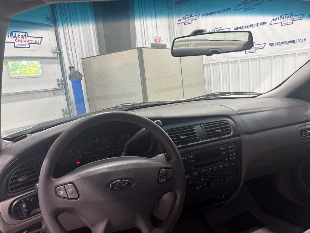 Used 2002 Ford Taurus SE FWD image 2