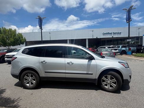 Used 2017 Chevrolet Traverse LS FWD image 2