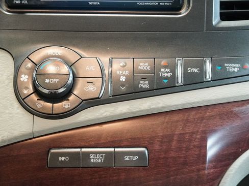 Used 2014 Toyota Sienna XLE w/ Entertainment Package image 20