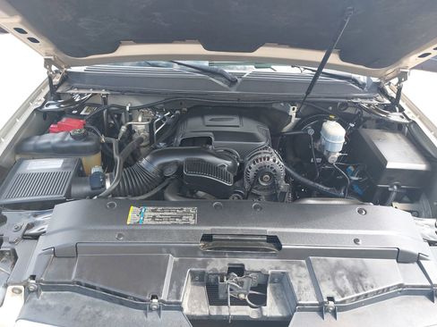 Used 2010 Chevrolet Suburban LS RWD image 25