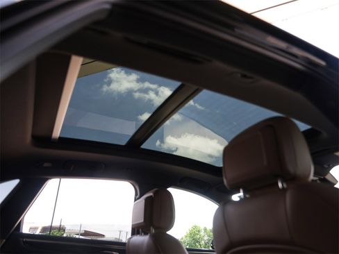 Certified 2025 Porsche Macan image 37