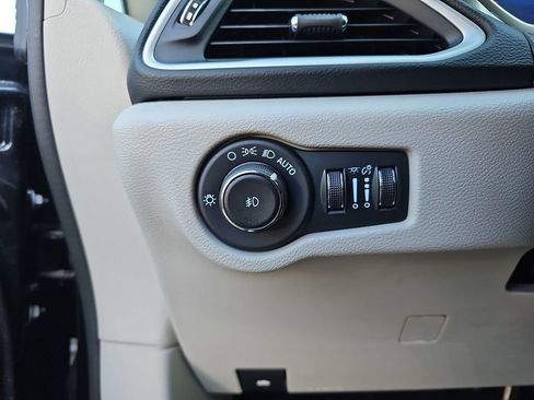 Used 2024 Chrysler Pacifica Touring-L image 26