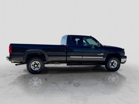 Used 2005 Chevrolet Silverado 2500 LS w/ Heavy-Duty Power Package AWD/4WD image 9