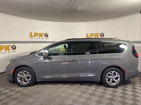 Used 2022 Chrysler Pacifica Limited FWD image 8