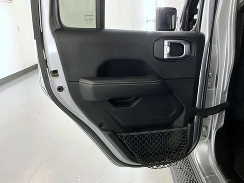 Used 2021 Jeep Gladiator Overland AWD/4WD image 21