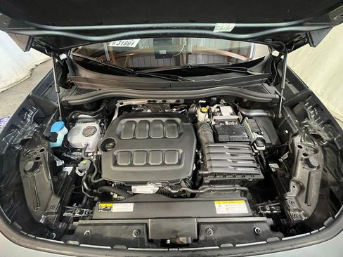 Certified 2025 Volkswagen Tiguan SE image 31