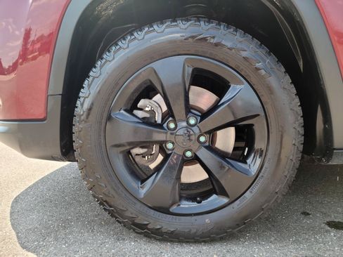 Used 2020 Jeep Cherokee Latitude Plus AWD/4WD image 17