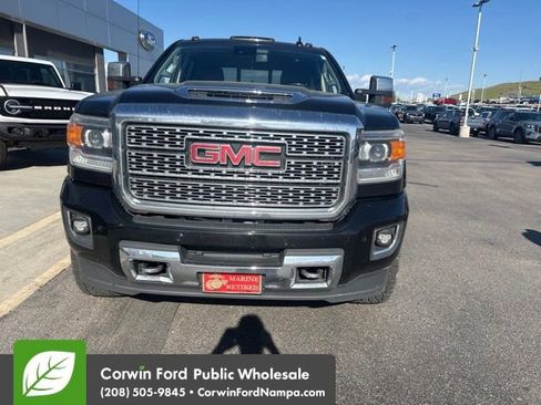 Used 2018 GMC Sierra 2500 Denali w/ Duramax Plus Package AWD/4WD image 2