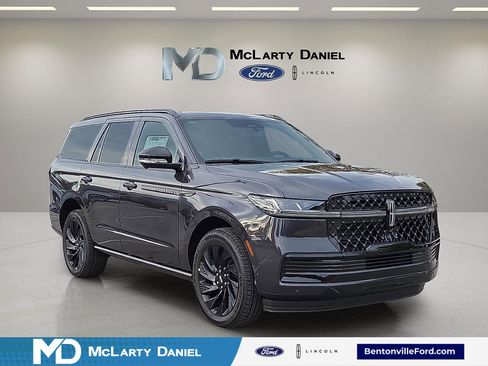 New 2025 Lincoln Navigator Reserve w/ Jet Appearance Package image 1