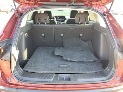 Used 2025 Chevrolet Trax LT w/ LT Convenience Package image 8