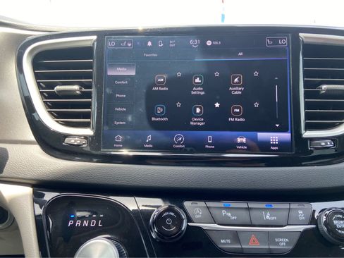 Used 2024 Chrysler Pacifica Touring-L FWD image 32