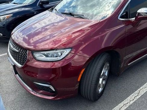 Used 2021 Chrysler Pacifica Limited w/ Uconnect Theater Family Group AWD/4WD image 3