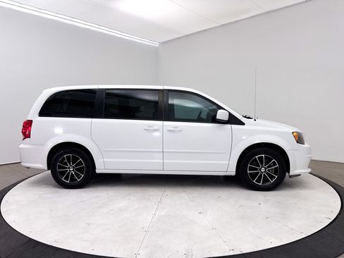Used 2017 Dodge Grand Caravan SE FWD image 30