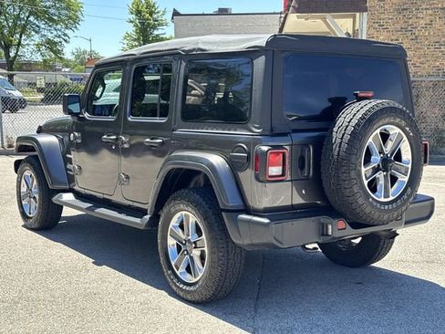 Used 2018 Jeep Wrangler Unlimited Sahara AWD/4WD image 7