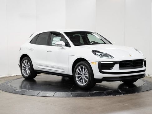 Used 2024 Porsche Macan image 3