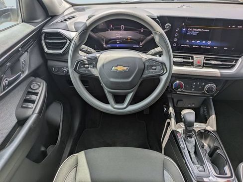 Used 2025 Chevrolet TrailBlazer LT FWD image 16