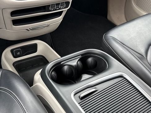 Used 2023 Chrysler Pacifica Touring-L image 15