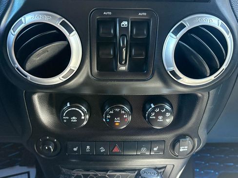 Used 2015 Jeep Wrangler Unlimited Sahara AWD/4WD image 19