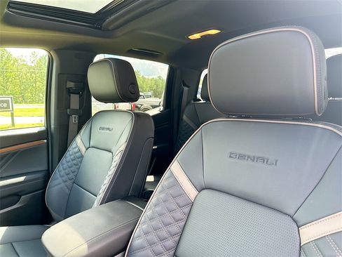 New 2024 GMC Canyon Denali w/ LPO, Denali Black Edition image 8