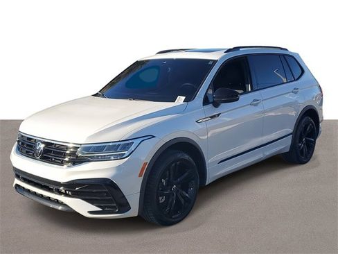 Certified 2024 Volkswagen Tiguan SE R-Line image 2