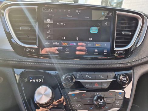 Used 2025 Chrysler Pacifica Limited FWD image 17