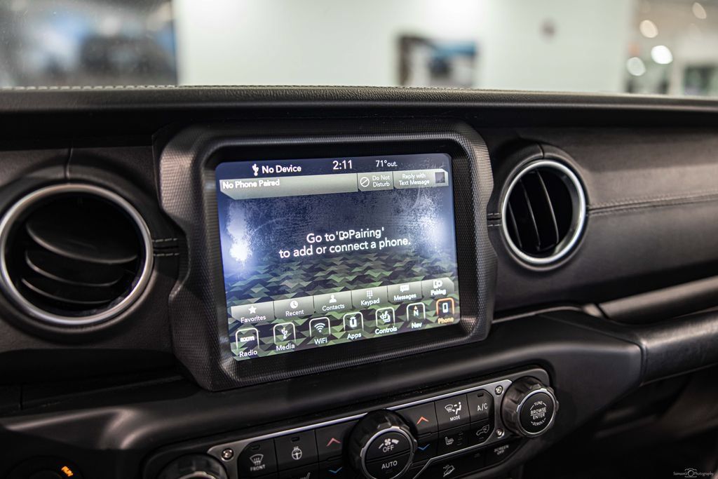 Used 2018 Jeep Wrangler Unlimited Sahara w/ Dual Top Group AWD/4WD image 24