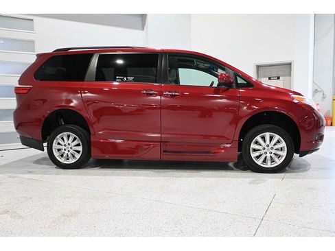 Used 2015 Toyota Sienna XLE Premium FWD image 5