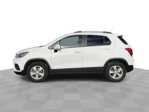 Certified 2022 Chevrolet Trax LT w/ LT Convenience Package image 5