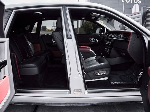 Used 2024 Rolls-Royce Phantom Sedan RWD image 34
