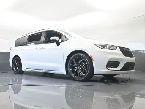 Used 2023 Chrysler Pacifica Touring-L w/ S Appearance Package image 65