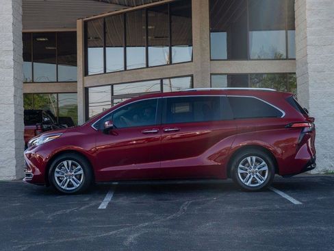 Used 2023 Toyota Sienna Limited FWD image 5