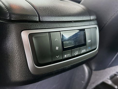 Used 2018 Toyota Highlander SE image 29