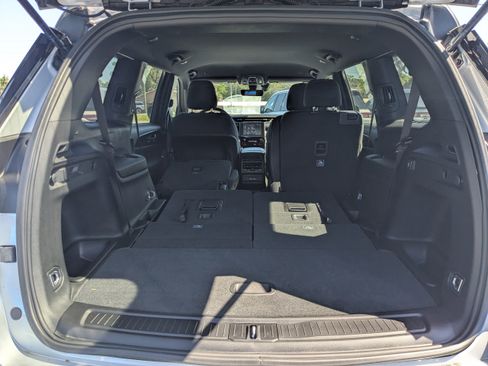 New 2025 Jeep Grand Cherokee L Laredo image 12