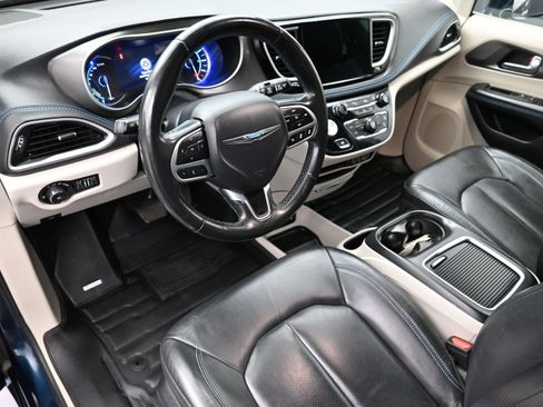 Used 2021 Chrysler Pacifica Touring-L FWD image 21